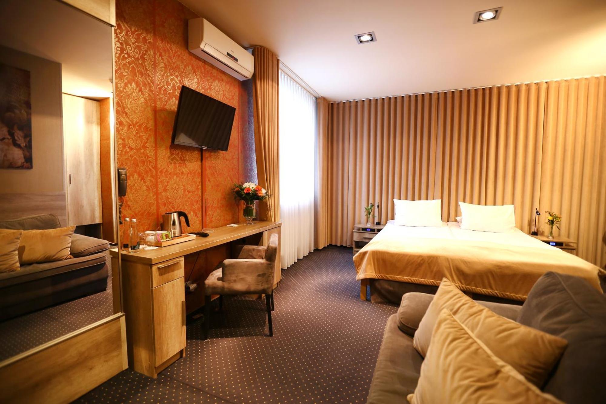 Hotel Forma Pila Exterior photo