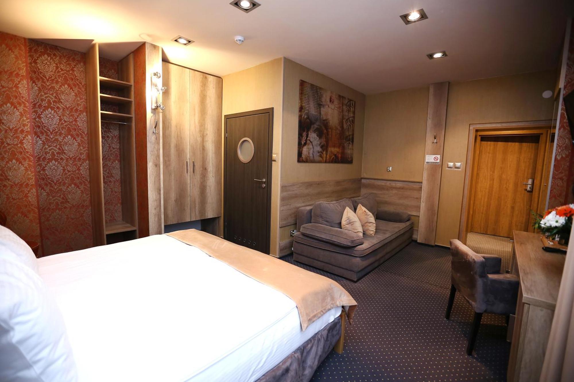 Hotel Forma Pila Exterior photo